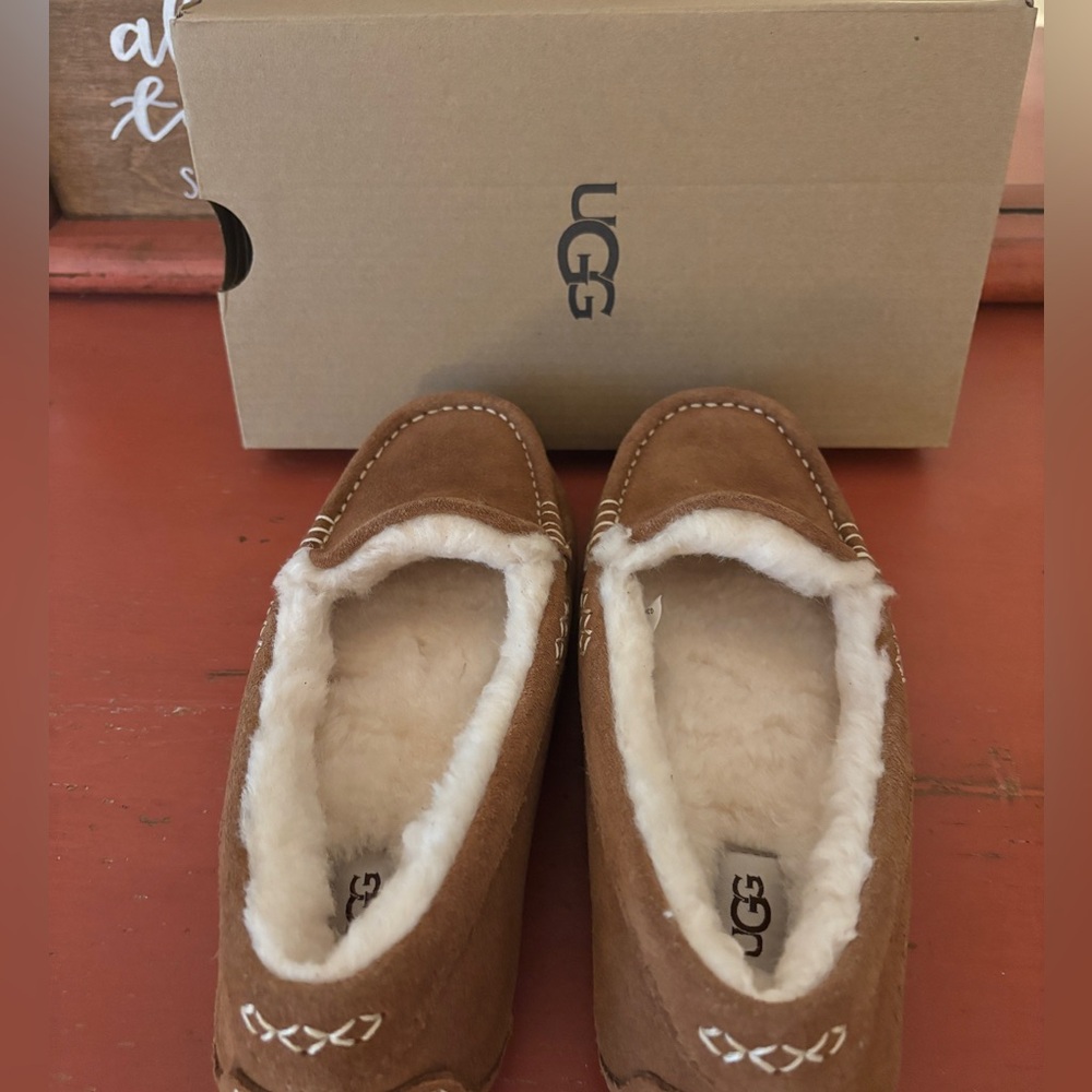 Ugg Ainsley Slipper. BRAND NEW never worn